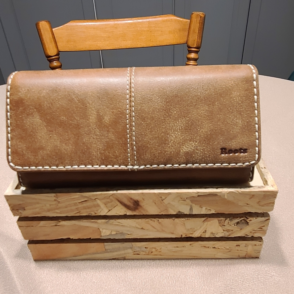 Roots large leather wallet